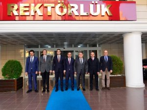 Rektörü Özölçer’den Adalet Bakan Yardımcılarına Hediye
