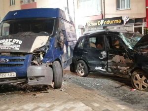 Kazada Araçta Sıkışan Sürücü İçin Ekipler Seferber Oldu