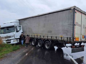 Sağanak Yağışta Kayan Tır Yolu Trafiğe Kapattı