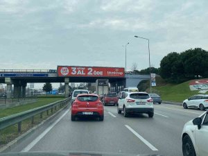 Trafikte Yol Verme Kavgası Ringleri Aratmadı, O Anlar Kameralarda