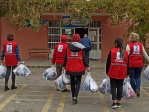 Kızılay’dan Öğrencilere Giyecek Yardımı