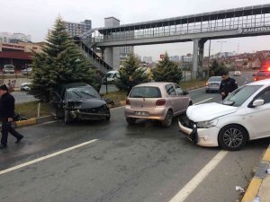 Ters Yöne Giren Otomobil, Karşı Yönden Gelen Otomobil İle Kafa Kafaya Çarpıştı: 4 Yaralı