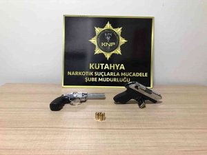 Kütahya’da Durdurulan Araçta 2 Ruhsatsız Tabanca Ele Geçirildi