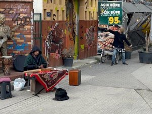 Poşeti Koklayıp Grafitiye Yumruk Savurdu