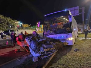 Şehirlerarası Yolcu Otobüsü İle Otomobil Çarpıştı: 1 Ölü, 1 Ağır Yaralı