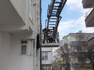 Yaşlı Kadın, Balkonda İple Asılmış Halde Bulundu
