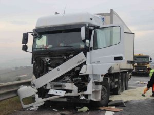 Kuzey Marmara Otoyolu’nda Kamyon Tıra Arkadan Çarptı: 3 Yaralı