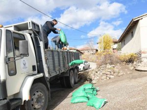 Kahramankazan Belediyesi, İhtiyaç Sahibi 700 Haneye 500 Ton Kömür Yardımında Bulunuyor