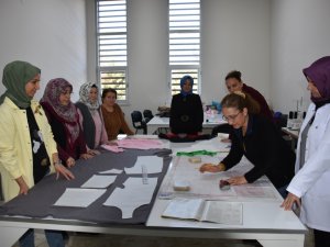 Kocasinan Akademi Kursiyerleri Çocuklarının Elbiselerini Kendileri Dikiyor