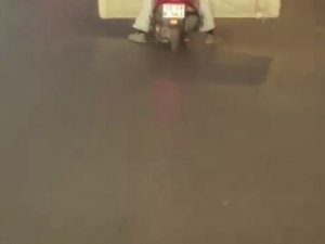 Sancaktepe’de Şaşkına Çeviren Olay: Motosiklette Yatak Taşıdı