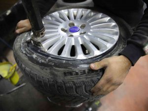 Gaziantep’te Lastikçilerin ’Kış Lastiği’ Mesaisi