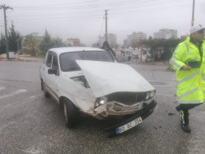 Hafif Ticari Araç İle Otomobil Çarpıştı: 2 Yaralı