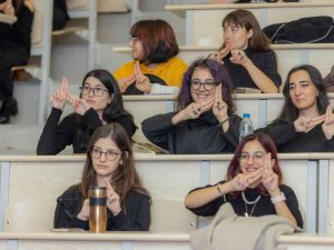 Elleriyle Konuşmayı Öğrendiler