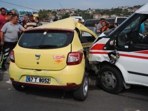 Kaza Yapan Ambulanstaki Sağlıkçılar Yaralıların Yardımına Koştu