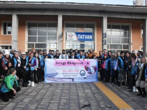 Van Gölü Ekspresi’yle Gelip Köy Çocuklarını Sevindirdiler