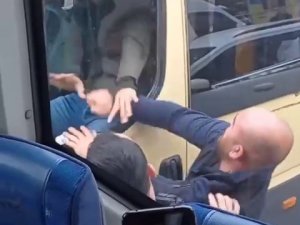 Minibüsçülerin Tekmeli Tokatlı Kavgası Kamerada