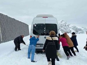 Nemrut Dağı’nda Mahsur Kalan 14 Turist Kurtarıldı