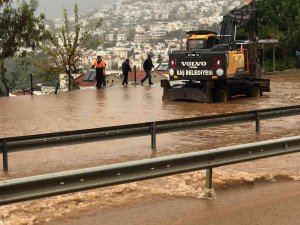 Kaş’ta Yağış Etkili Oldu