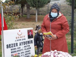Şehit Annesi Oğlu İçin Türkü Yazdı, Dinleyenler Duygulandı