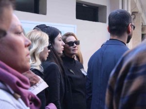 Şarkıcı Sıla, Babasını Son Yolculuğuna Uğurladı