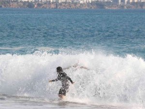 Antalya’nın Batısında Sağanak Yağmur: Dünyaca Ünlü Sahilde Dalga Keyfi