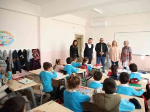 Hem Güçlendirilen Hem De Büyüyen Okuldan Başkan Yücel’e Plaket