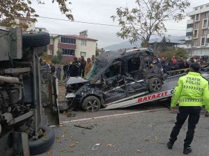 Servis Minibüsü İle Hafif Ticari Araç Çarpıştı: Yaralılar Var
