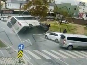 5 Aracın Karıştığı Kazada 10 Kişi Yaralandı: O Anlar Kamerada