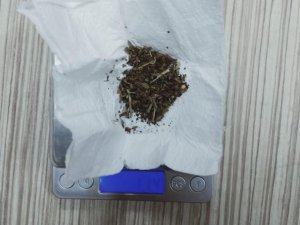 Şüphelenilen Şahsın Üzerinde Peçeteye Sarılı Uyuşturucu Bulundu