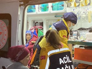 Yangında Dumandan Etkilenen Kadın Hastaneye Kaldırıldı