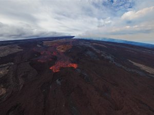 Hawaii’deki Mauna Loa Yanardağı Havadan Görüntülendi