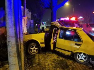 Ağaca Çarpan Otomobil İkiye Bölündü: 2 Yaralı