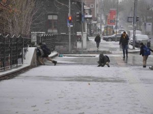 Kars’a Mevsimin İlk Karı Yağdı