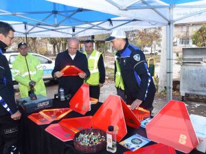 Dursunbey’de Traktör Sahiplerine Reflektör Dağıtıldı