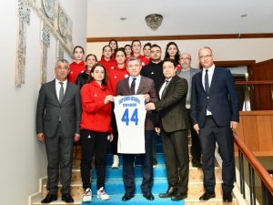 Başarılı Voleybolculara Tebrik