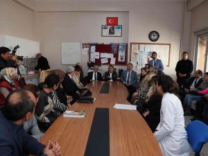 Başkan Büyükkılıç Ve Vali Çiçek Öğretmenlerle Buluştu, Öğrencilerle Kucaklaştı