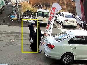 Araba Çarpmasın Diye Yolu Kontrol Ederken Reklam Direğine Çarptı