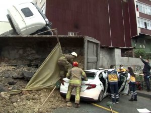 Başakşehir’de Hafriyat Kamyonu Otomobilin Üzerine Devrildi. Yol Trafiğe Çift Taraflı Kapatılırken, İtfaiye Ekipleri Araçta Ve Hafriyat Kamyonunda Sıkışanları Kurtarma Çalışması Başlattı.