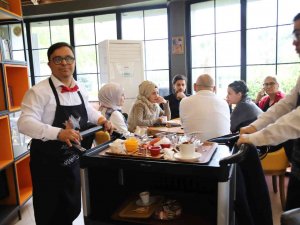 Bu Kafenin Çalışanlarını Görenler Uğramadan Geçemiyor