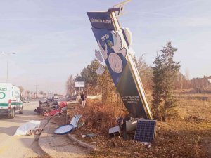 Ankara’da Otomobil Direğe Çarptı: 1 Ölü, 3 Yaralı