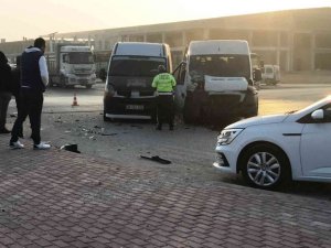 Konya’da Servis Minibüsleri Ve Otomobil Çarpıştı: 14 Yaralı