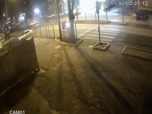 Yoldan Çıkan Otomobil Binanın En Alt Katına Uçtu