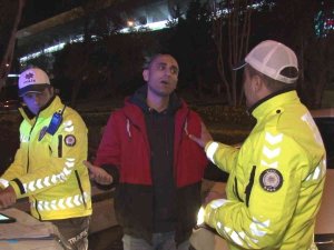 Kadıköy’de Neden Ceza Yediğini Anlamayan Yabancı Uyruklu Sürücü: “Vallahi Anlamadım”