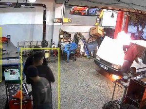 Tamir Edilen Otomobil Bir Anda Alev Aldı