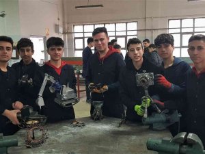 Meslek Liseliler Atık Malzemelerle Hem Becerilerini Artırıyor Hem De Üretiyorlar