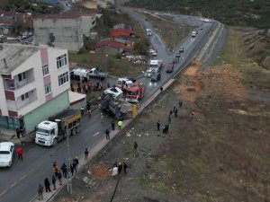 Hafriyat Kamyonu Otomobilin Üzerine Devrildi