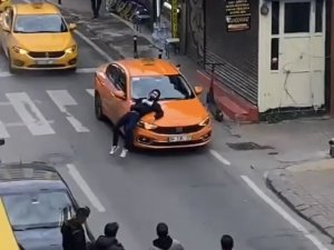 Beyoğlu’nda Araçların Önünü Kesti, Taksinin Kaputunun Üzerine Yattı