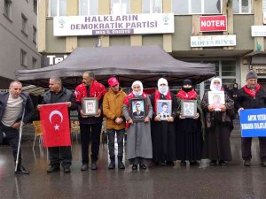 Annelerden Yağmur Altında Evlat Nöbeti