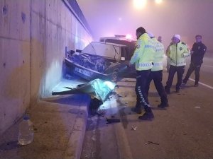 Alt Geçidin Duvarına Çarpan Otomobil Alev Aldı: 2 Yaralı