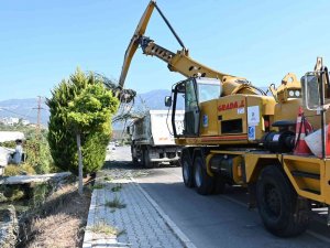 Demre’de Yağmur Suyu Kanalları Temizleniyor